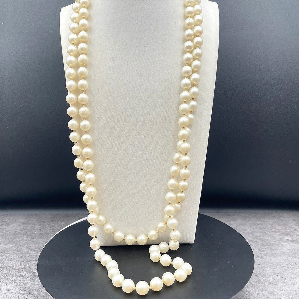 VTG Cream Classic Traditional Plastic Double-Strand Beaded Push Lock Necklace